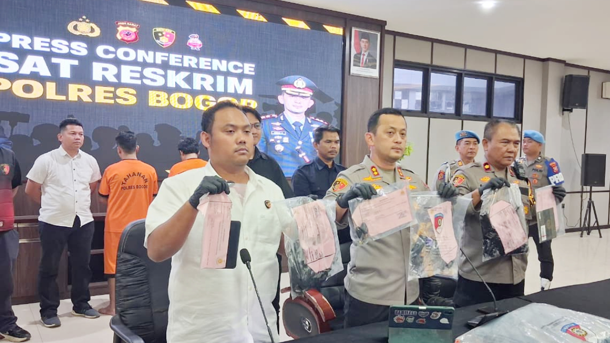 Kapolres Bogor AKBP Wikha Ardilestanto (tengah) menunjukkan barang bukti kasus meninggalnya sopir taksi online di Mapolres Bogor, Kamis, 13 November 2025.