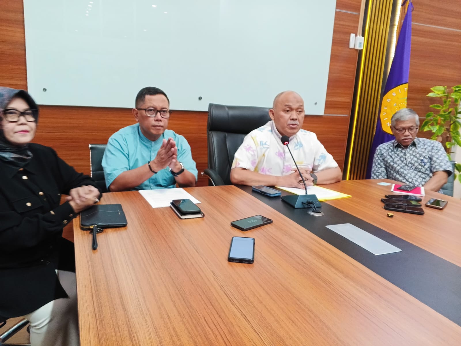 Rektor Unpak (kemeja putih) Prof. Didik Notosudjono dan dekan FEB serta warek saat konferensi pers.