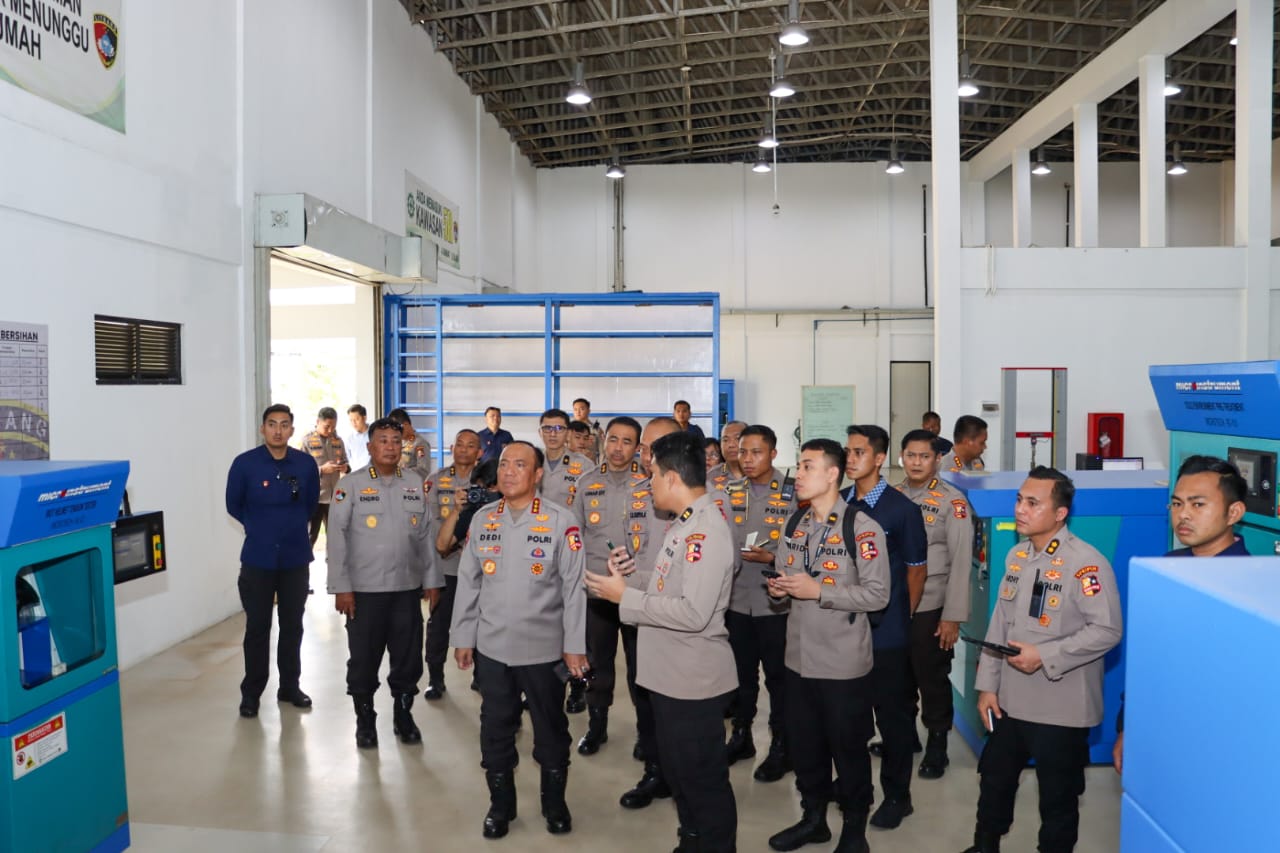Kapolres Metro Depok, Kombes Pol Abdul Waras, mendampingi Wakapolri Komjen Pol Dedi Prasetyo, dalam kegiatan kunjungan kerja di Puslitbang Polri, Rabu 12 November 2025.