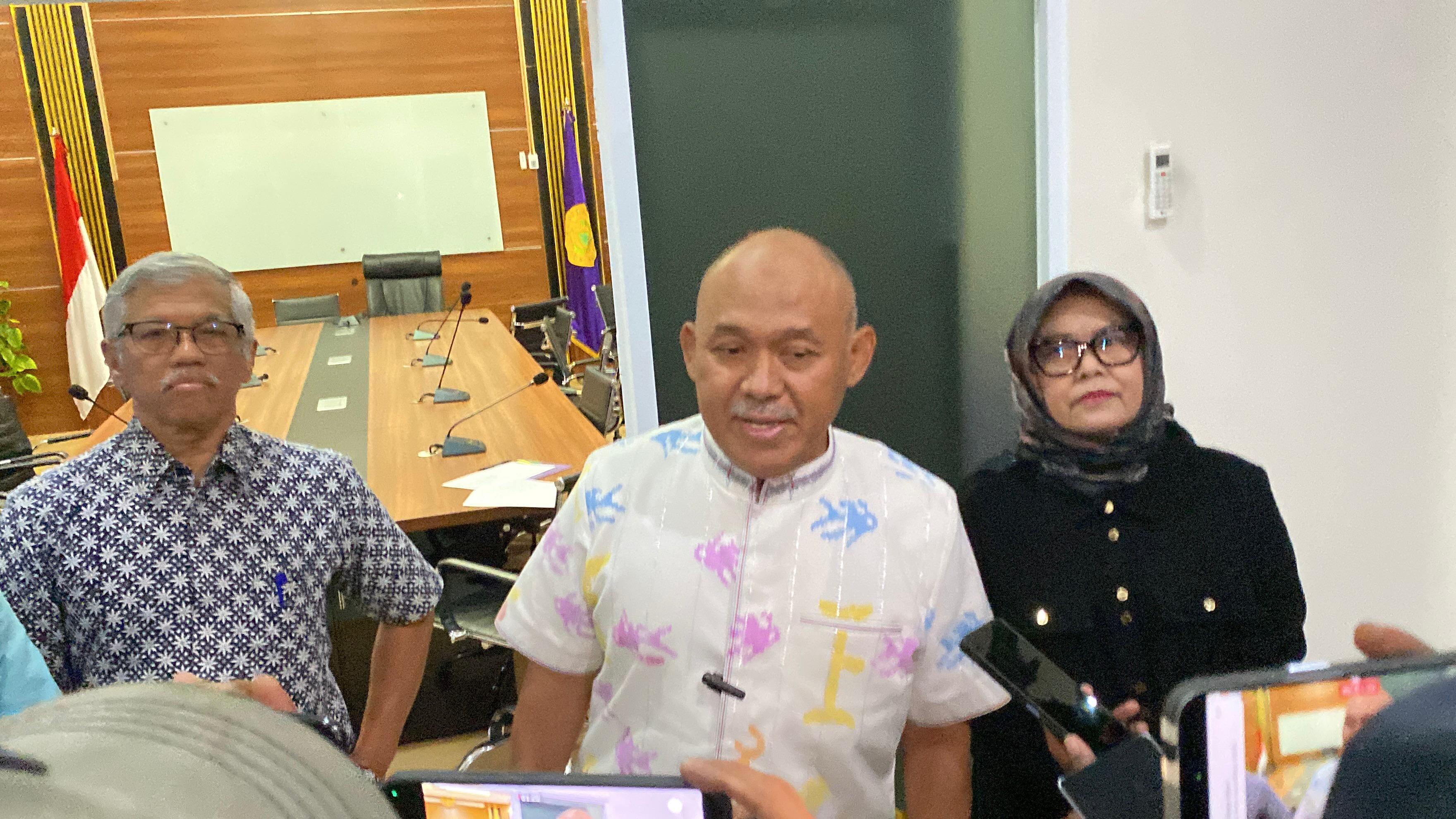 Rektor Unpak, Prof. Didik Notosudjono (kemeja putih) dan dekan FEB serta warek saat konferensi pers.