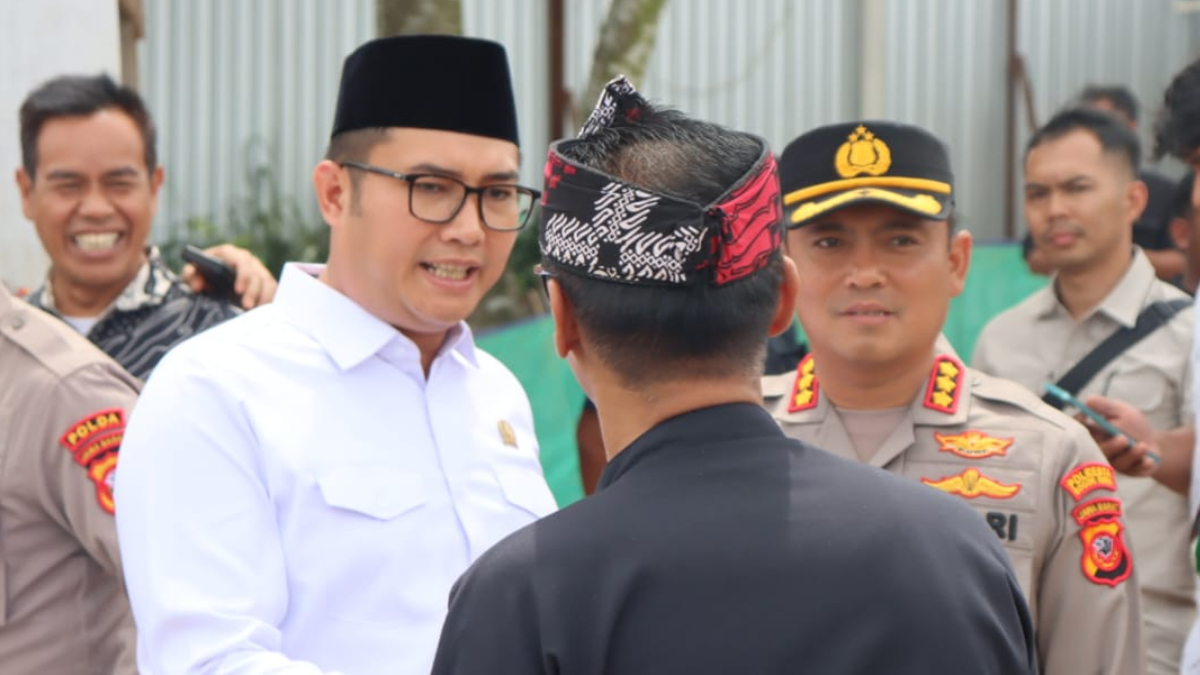 Ketua DPRD Kabupaten Bogor, Sastra Winara saat menghadiri kegiatan topping off ceremony dan peresmian Masjid Al-Nadhah Suhada di kompleks SMA KTB, Kamis, 13 November 2025.