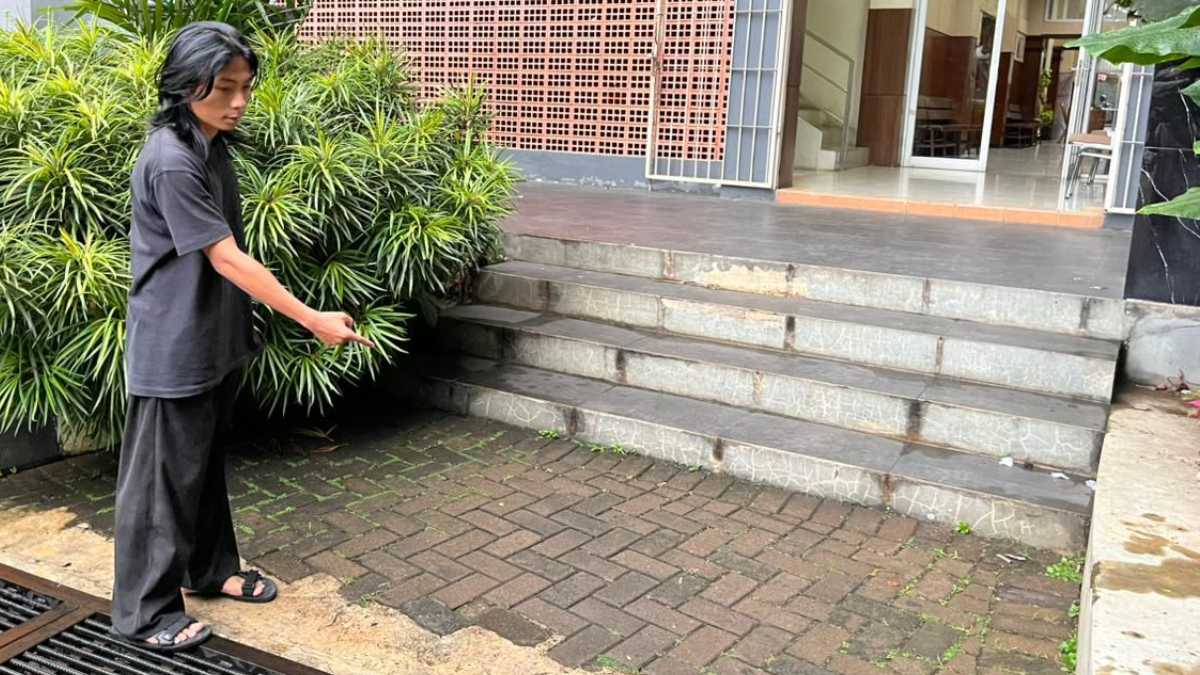 Lokasi mahasiwa Unpak Bogor yang jatuh dari lantai 3, Rabu, 12 November 2025.
