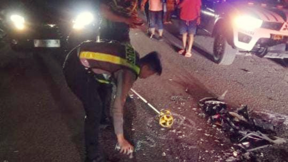 Petugas Gakkum Satlantas Polres Bogor saat olah TKP di lokasi kecelakaan di Gunung Putri, Kabupaten Bogor.