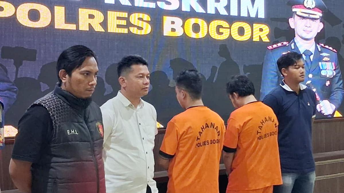 Polres Bogor menangkap dua pelaku (baju tahanan) yang mengakibatkan seorang sopir taksi online meninggal.