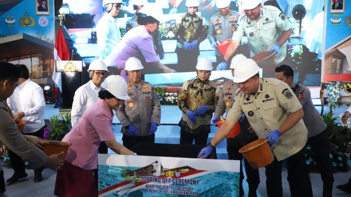 Bupati Rudy Susmanto saat menghadiri kegiatan Topping Off Ceremony dan peletakan batu pertama pembangunan Rumah Ibadah SMA Kemala Taruna Bhayangkara pada Kamis, 13 November&nbsp;2025.