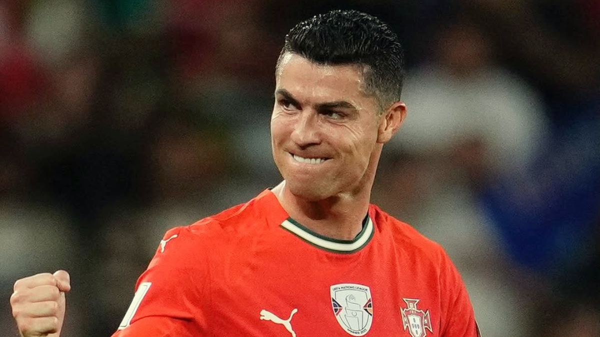 Cristiano Ronald dapat kartu merah saat bermain bersama Portugal.