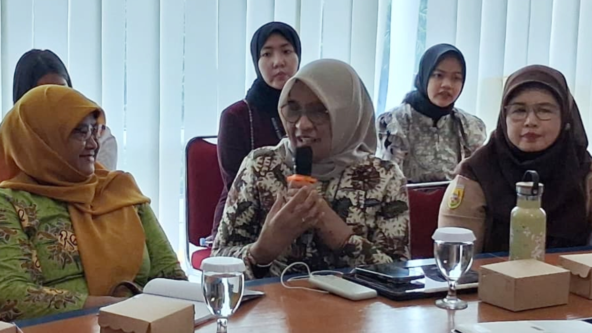 Kepala DP3A Kota Bogor, Rakhmawati saat berdiskusi di forum OBSESI (Obrolan Serius untuk Mencari Solusi) yang digelar Radar Bogor, di Graha Pena, Kota Bogor. Jumat, 14 November 2025.
