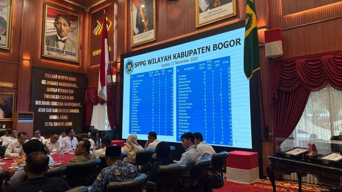 Rapat Percepatan Pembangunan Dapur MBG di Pendopo Bupati Bogor pada Selasa, 12 November 2025.