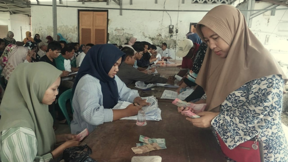 ILUSTRASI: KPM terima Bansos PKH dan BPNT.