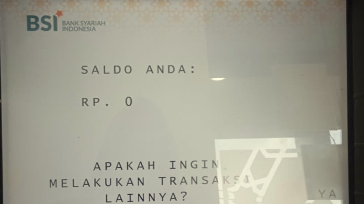 ILUSTRASI: Pengecekan saldo bansos di mesin ATM.