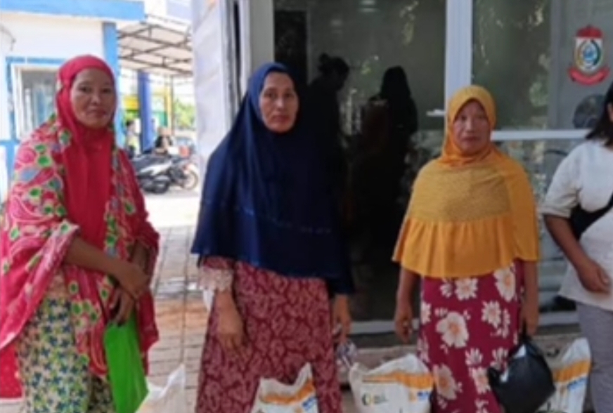 Ilustrasi penerima bansos PKH BPNT menerima bantuan dari pemerintah.