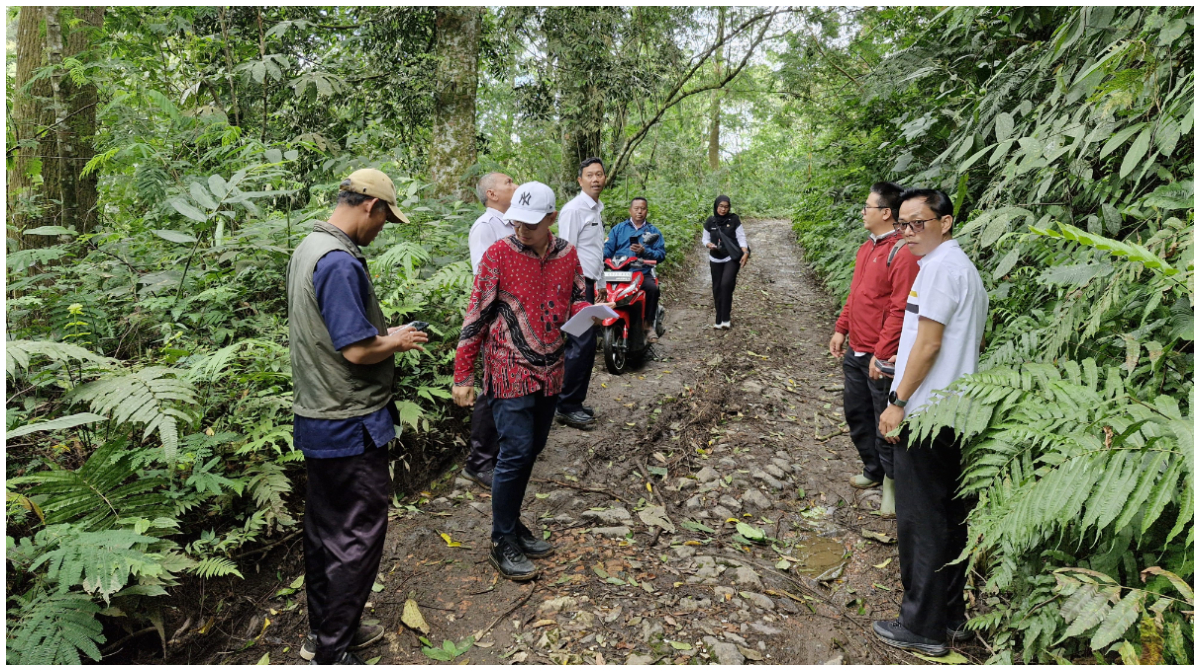 Petugas saat melakukan peninjauan Jalan Cihanjawar - Citeko.