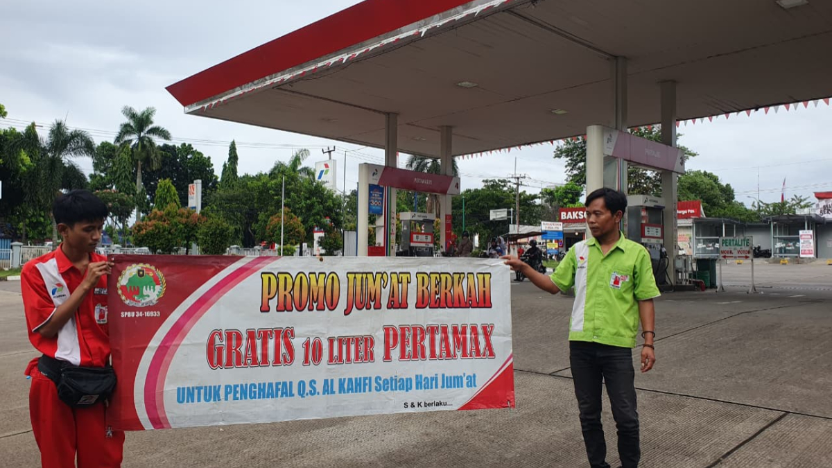 Program Jumat berkah BBM Pertamax 10 liter gratis bagi masyarakat penghafal Surat Al-Kahfi di SPBU Pakansari Cibinong, Kabupaten Bogor.