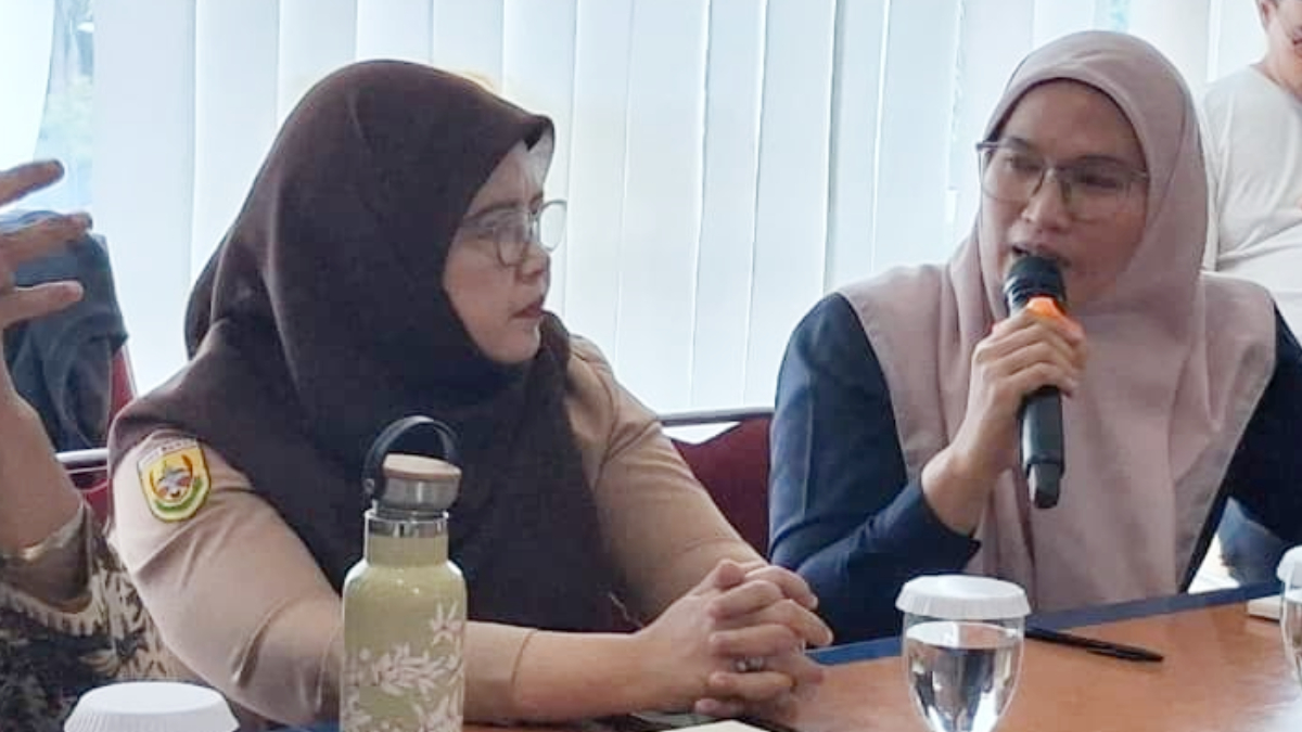Ketua KPAD Kota Bogor sekaligus Ketua PC Fatayat NU Kota Bogor, Dede Siti Amanah saat berdiskusi dalam forum OBSESI (Obrolan Serius untuk Mencari Solusi) yang digelar Radar Bogor.
