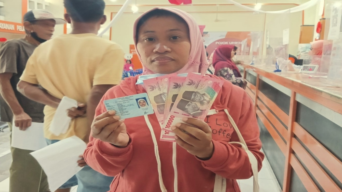 KPM menerima bansos BLT Kesra Rp900 ribu melalui PT Pos.