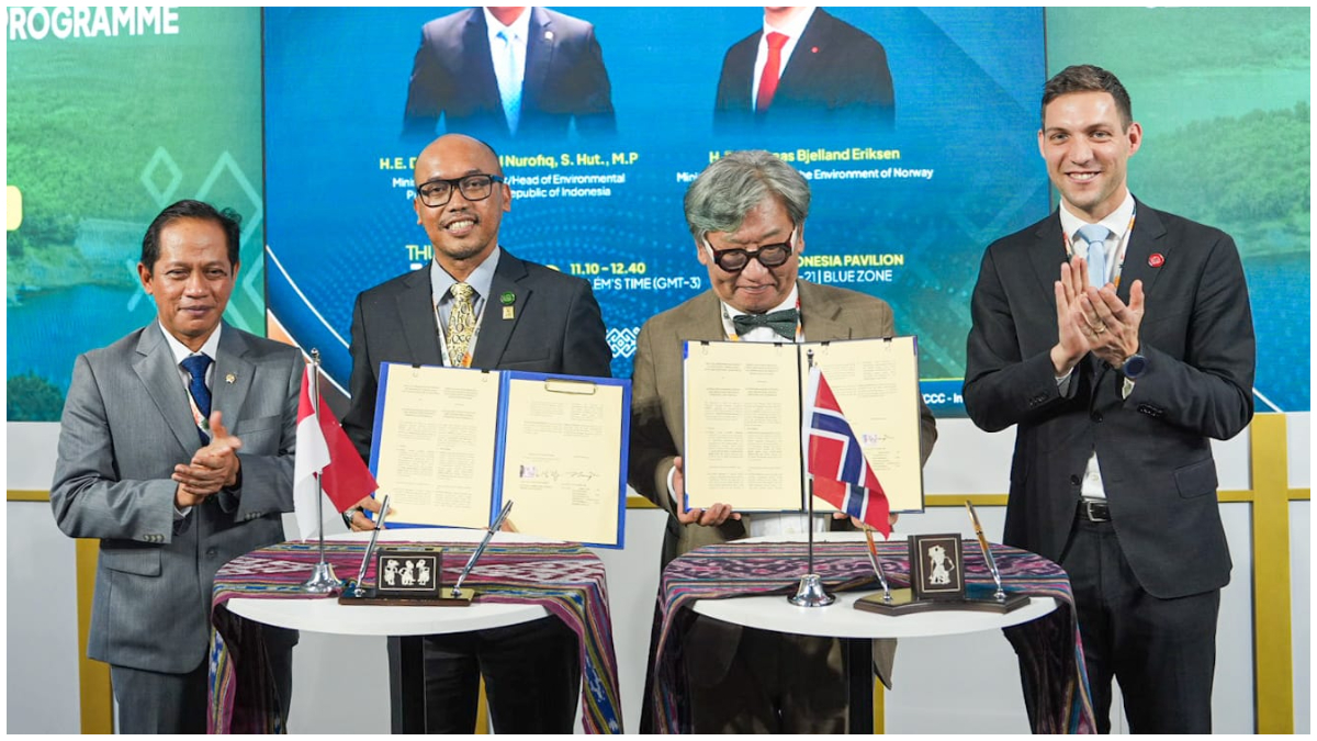 Menteri LH/Kepala BPLH Hanif Faisol dan Menteri Iklim dan Lingkungan Norwegia Andreas Bjelland Eriksen usai penandatanganan kerjasama di Paviliun Indonesia, Kamis 13 November 2025
