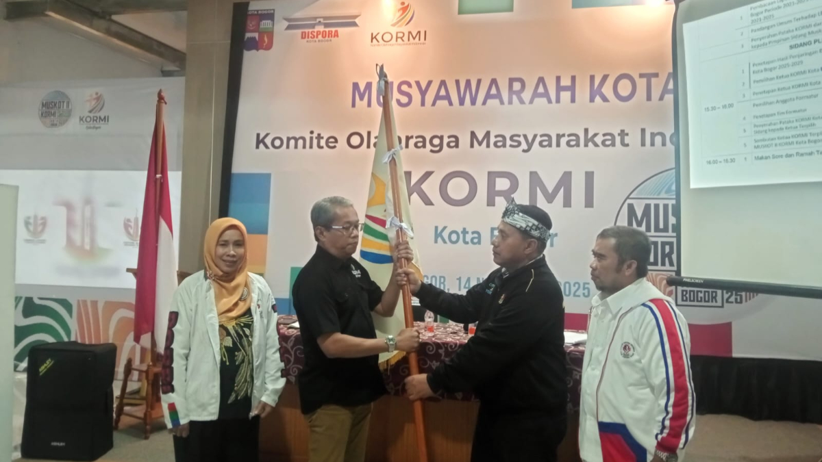 Zaenul Mutaqin (ketiga dari kanan) menerima pataka dari perwakilan KORMI Jawa Barat Joy Pendhita dalam Muskot II.