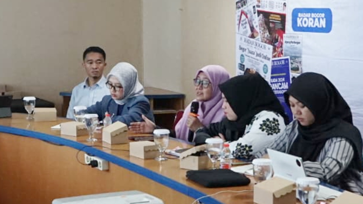 Wakil Ketua 2 Pimpinan Daerah Aisyiyah Kota Bogor, Titien Y saat hadir dalam Obsesi (Obrolan Serius untuk Mencari Solusi) yang digelar Radar Bogor di Graha Pena Bogor.