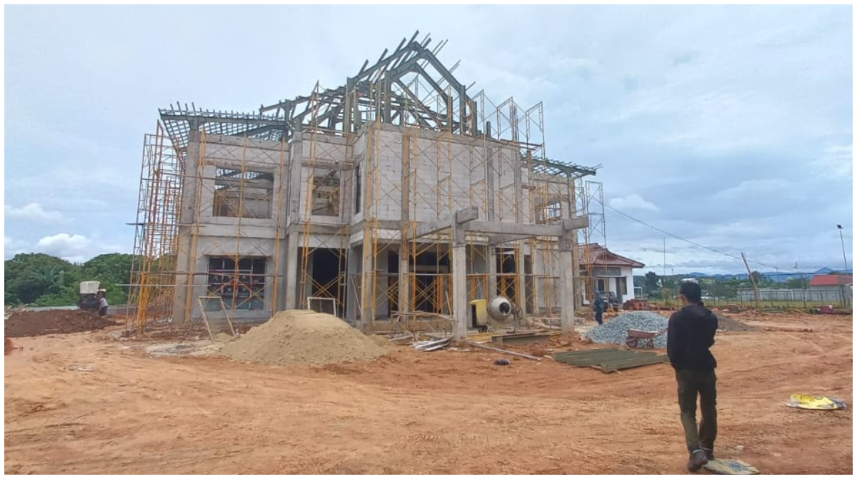 Kondisi proyek pembangunan gedung Kantor Kecamatan Parung Panjang di Perumas, Desa Lumpang, Kabupaten Bogor.