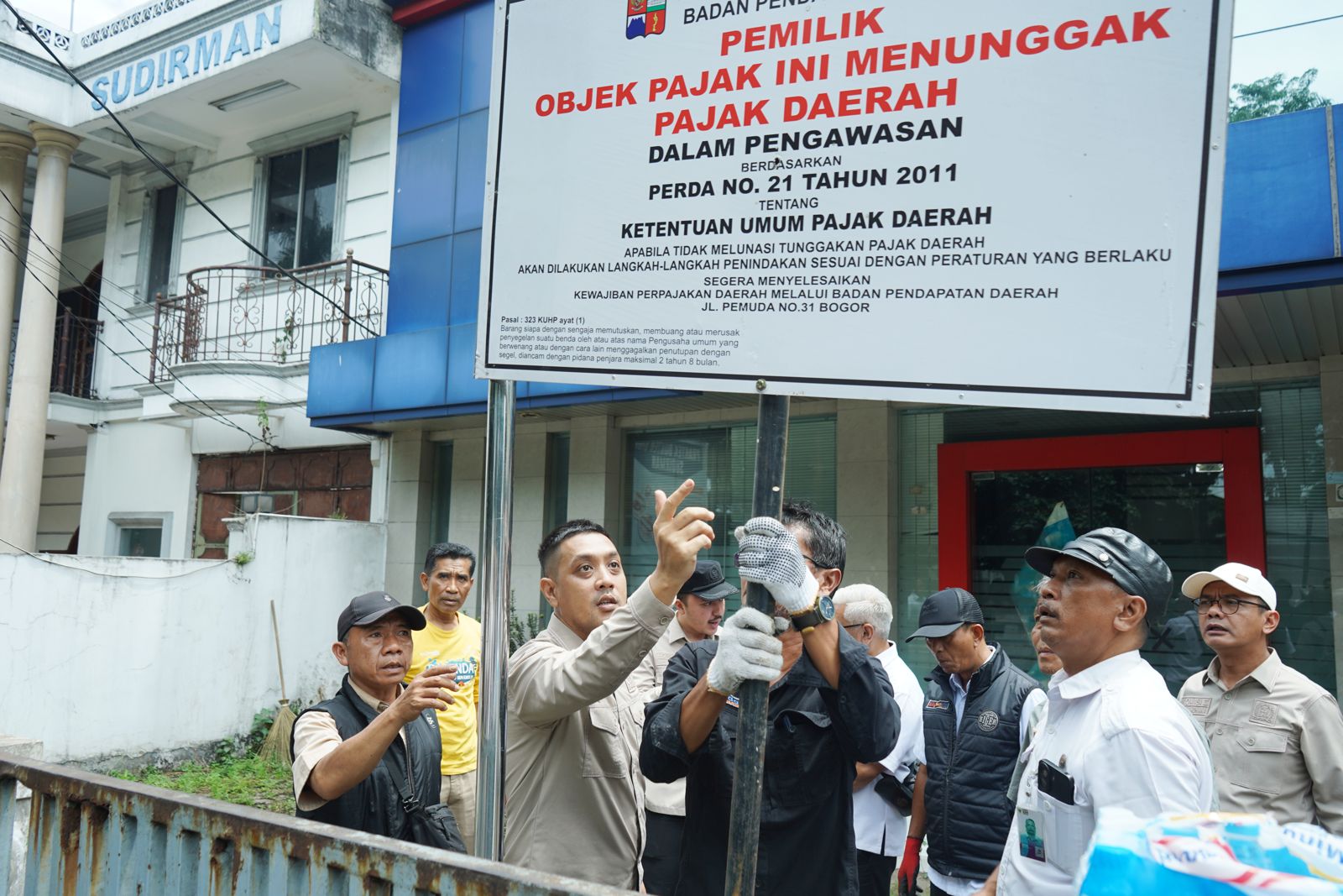 Petugas Bapenda, Komisi II DPRD Kota Bogor, dan Kejari Kota Bogor, saat melakukan operasi penyisiran wajib pajak.