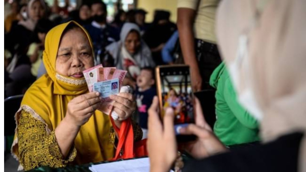 Penyaluran PKH tahap keempat, BPNT tahap keempat, dan BLTS Kesra melalui PT Pos Indonesia.