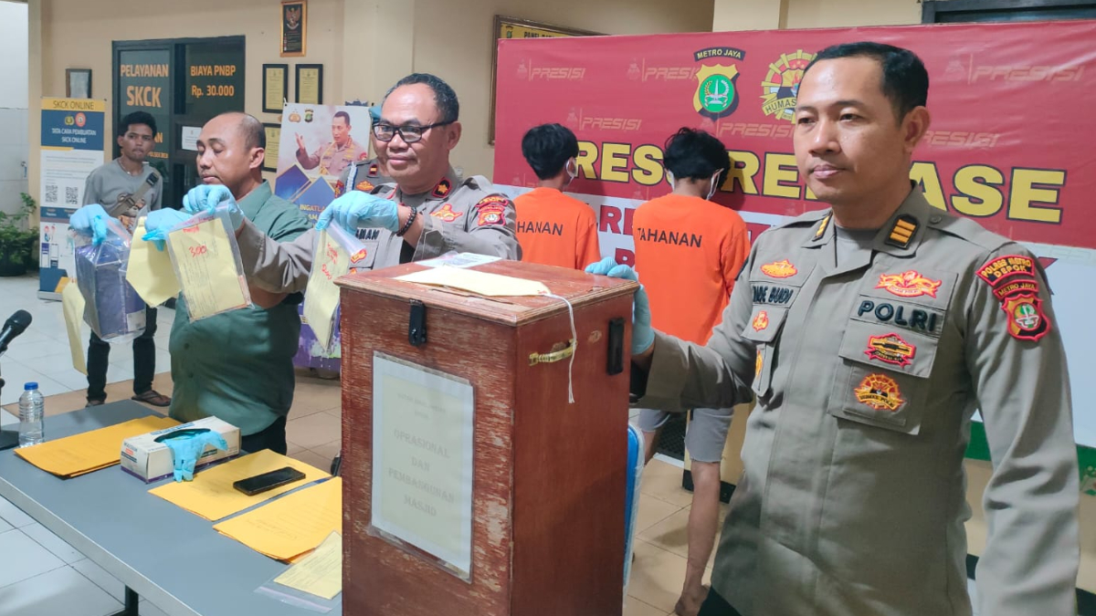 Polsek Beji, Depok memperlihatkan barang bukti maling kotak amal.