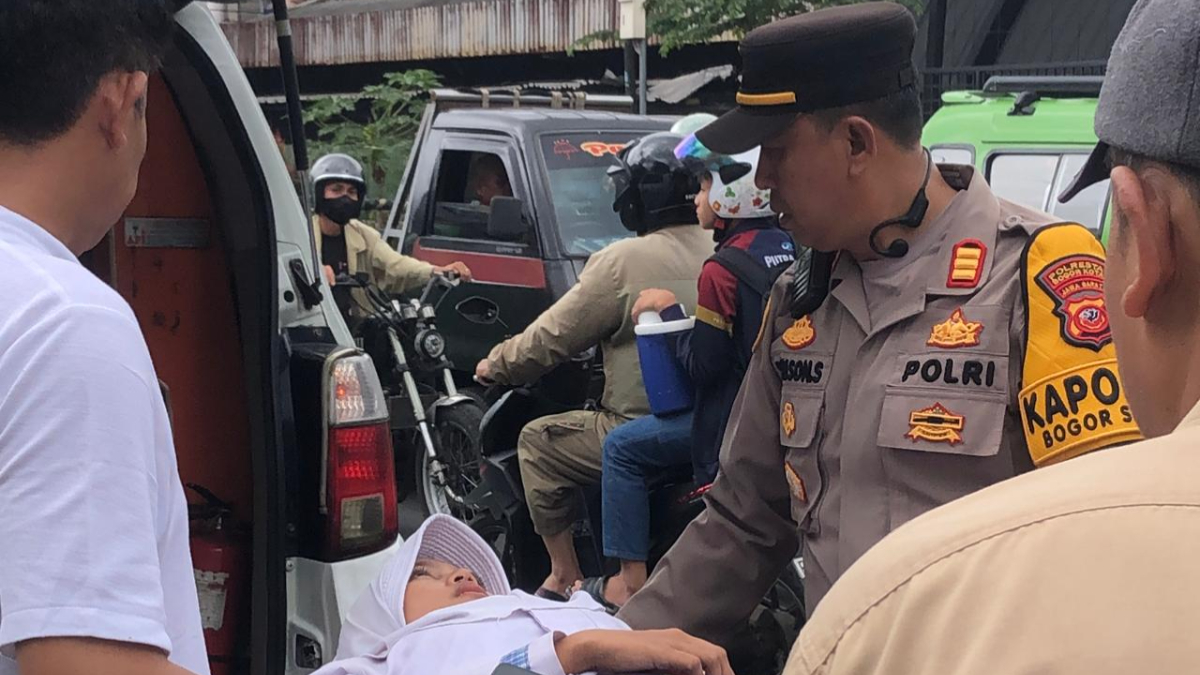 Sejumlah siswa mengalami mual hingga sakit perut tengah dirujuk ke rumah sakit dari UPTD Puskesmas Bondongan, Kota Bogor.