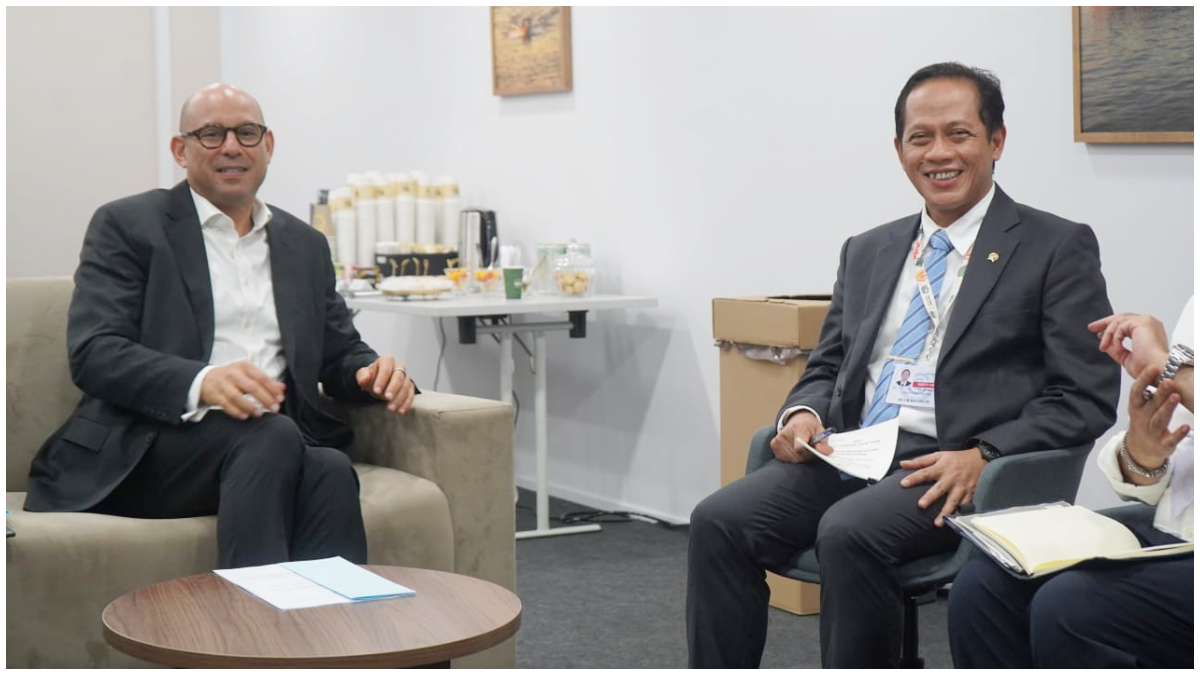 Menteri LH-Kepala BPLH Hanif Faisol saat menyerahkan dokumen NAP Indonesia&nbsp;kepada Executive Secretary UNFCCC, Simon Stiell.