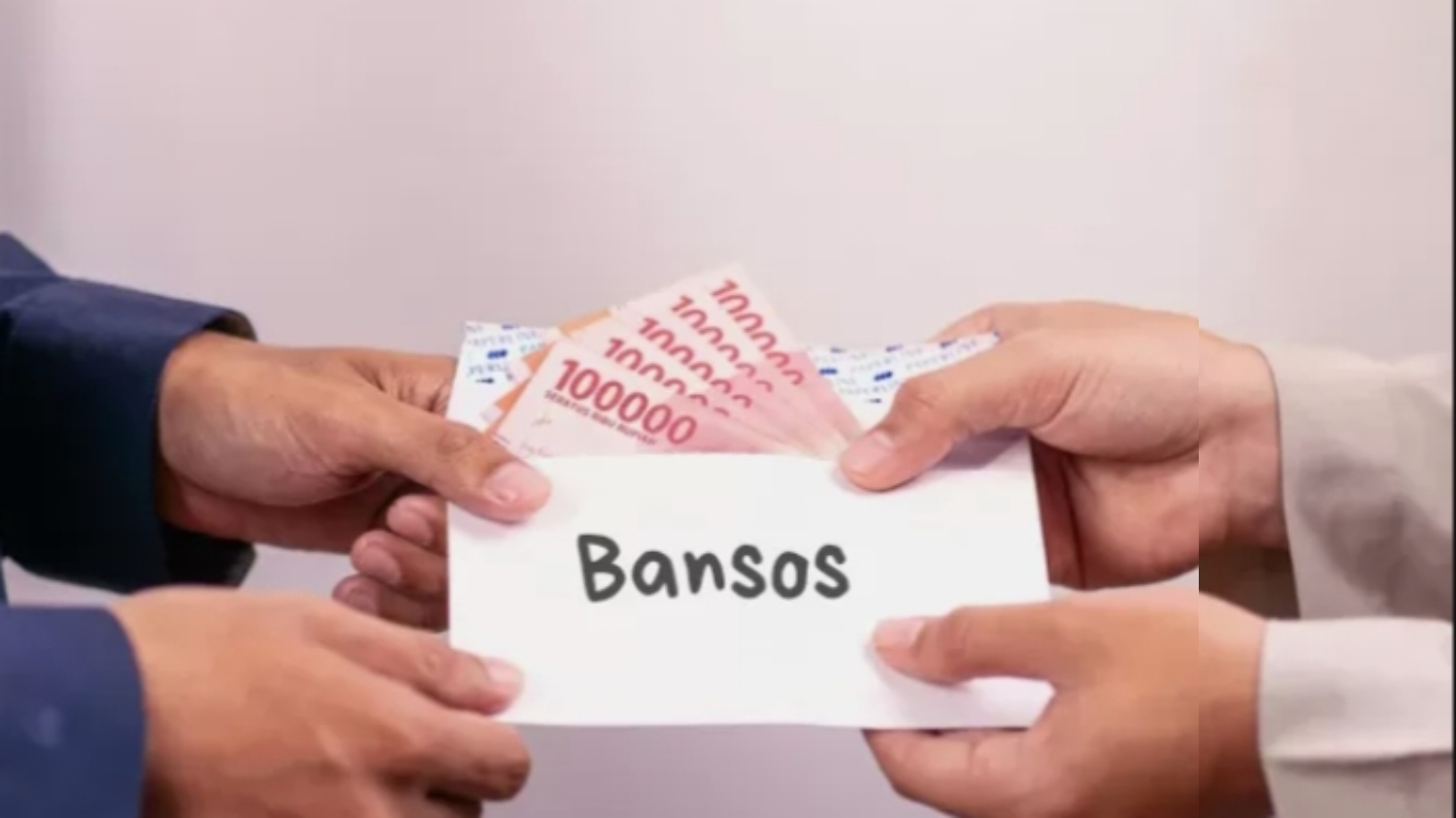Ilustrasi penyerahan uang pencairan bansos PKH BPNT ke KPM.