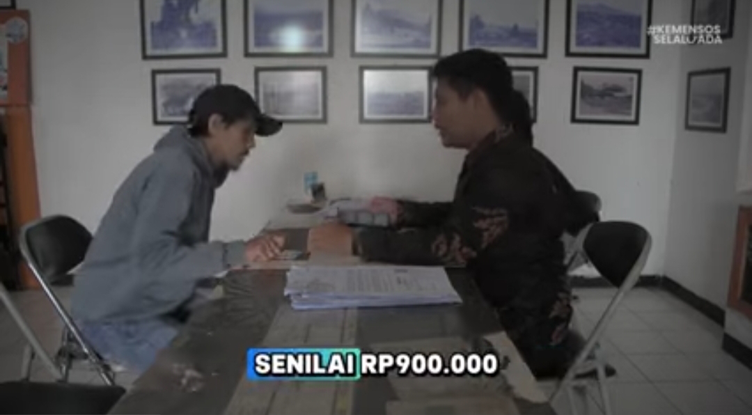 Ilustrasi petugas Pos menyerahkan bansos ke penerima/Youtube Kemensos RI.