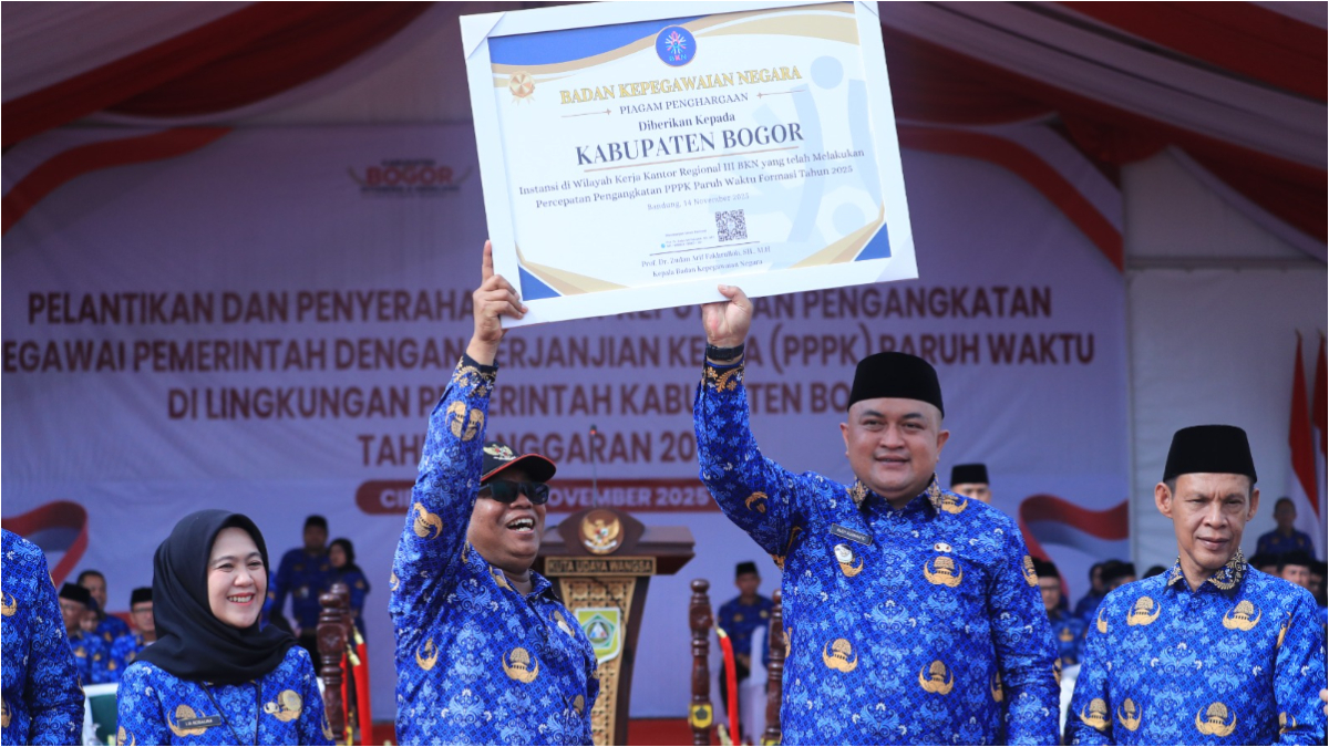 Bupati Bogor Rudy Susmanto menghadiri pelantikan PPPK di Lapangan Panahan Stadion Pakansari, Cibinong, Kabupaten Bogor, Jumat, 14 November 2025.