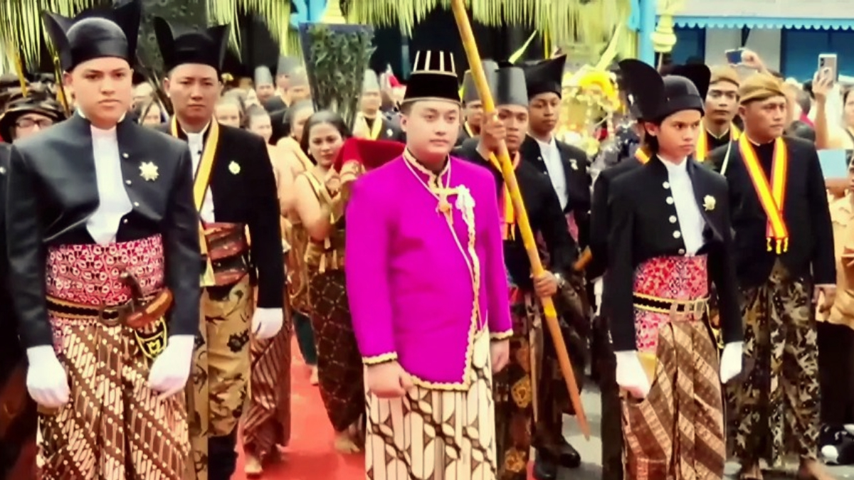 Penobatan KGPAA Hamangkunegoro Sudibya Rajaputra Narendra Mataram yang resmi bergelar Sri Susuhunan Pakubuwono XIV.