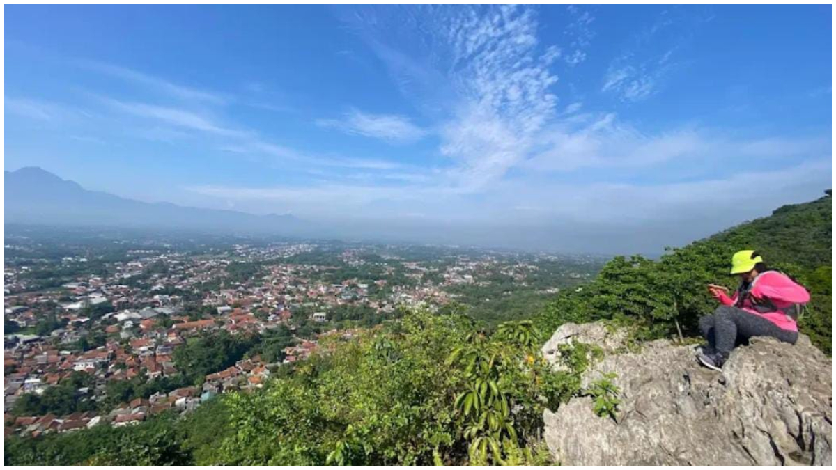 Pemandangan indah di atas Puncak Batu Roti, Ciampea Bogor.