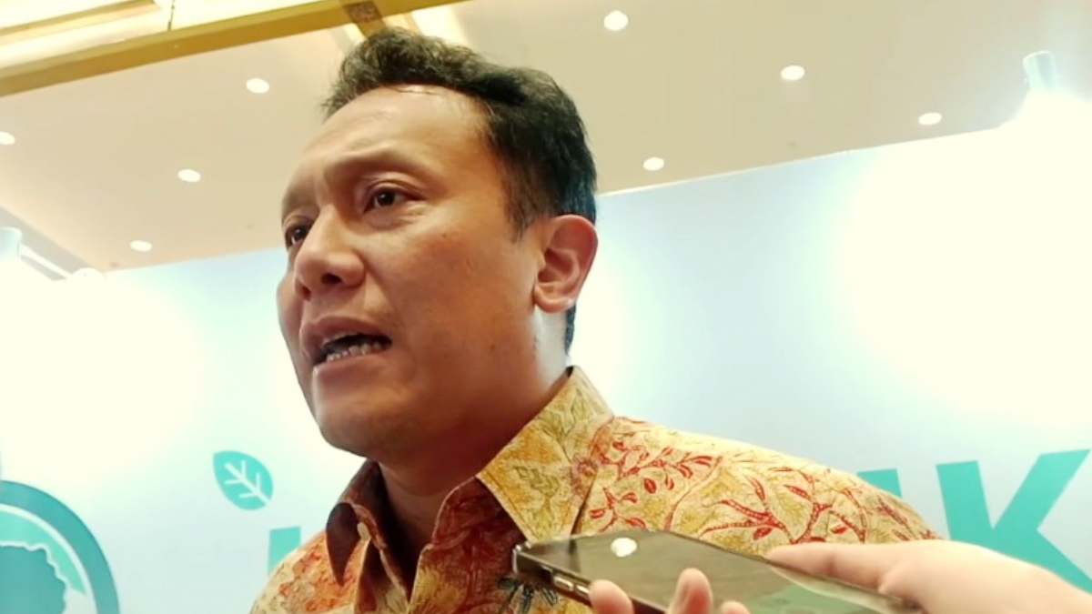 Wakil Menteri Lingkungan Hidup, Diaz Hendropriyono saat menjawab pertanyaan wartawan.