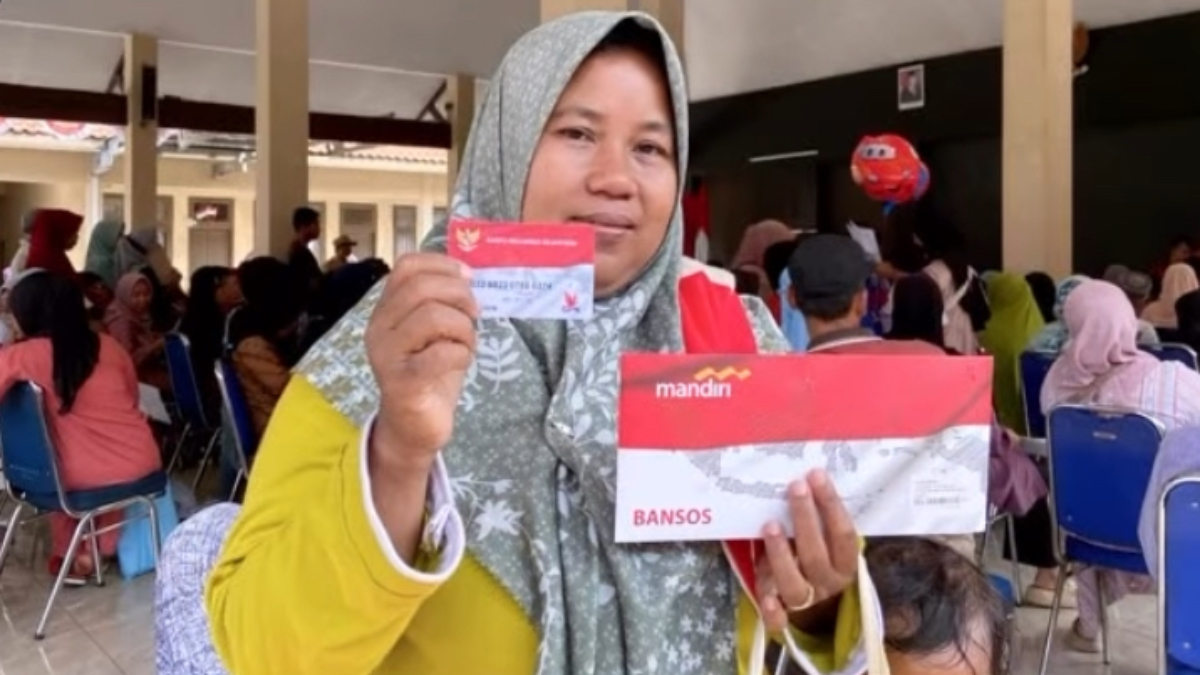 Ilustrasi: Penyaluran bantuan sosial (bansos) kepada KPM.