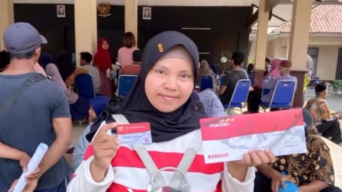 Ilustrasi: Penyaluran bantuan sosial (bansos) kepada para penerima manfaat atau KPM.