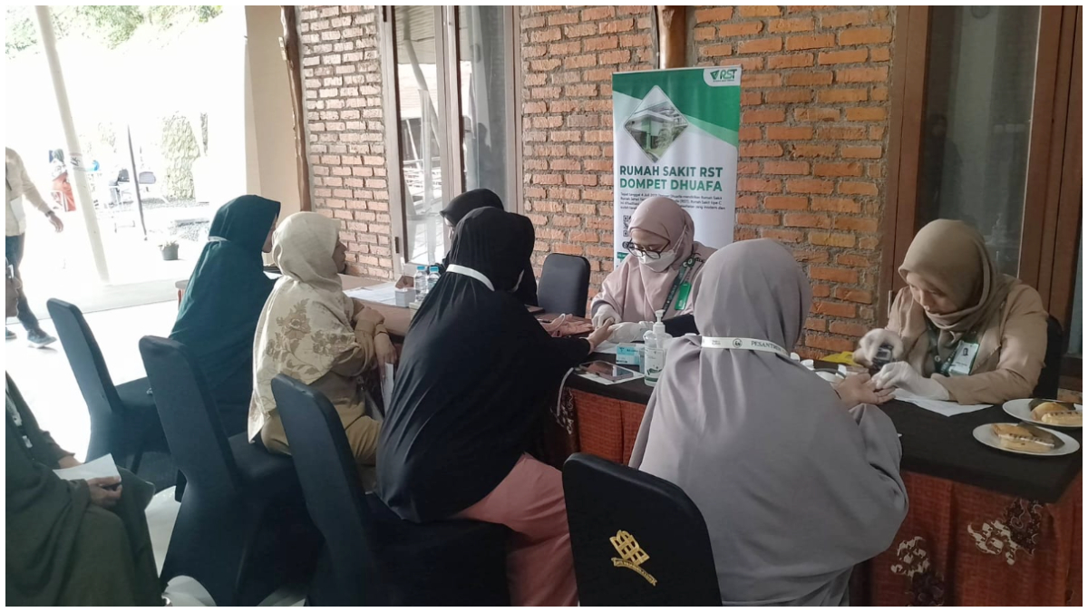 Layanan pemeriksaan kesehatan gratis bagi peserta Pesantren Khadijah.