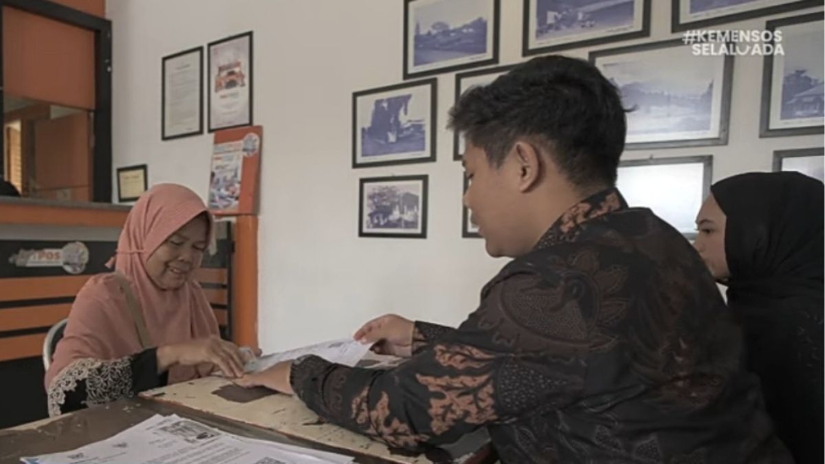 Ilustrasi: Penyaluran bantuan sosial (bansos) kepada para penerima manfaat atau KPM. YouTube Kemensos RI