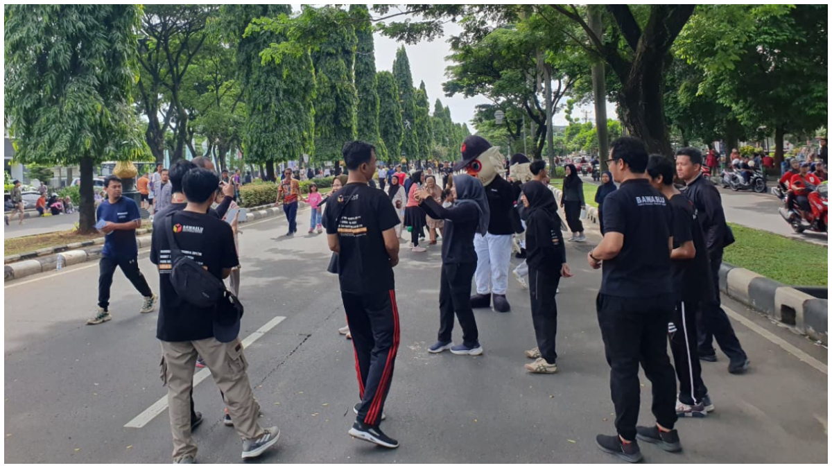 Bawaslu Kabupaten Bogor saat melakukan sosialisasi pengawasan kepada masyarakat yang hadir di CFD Jalan Tegar Beriman.