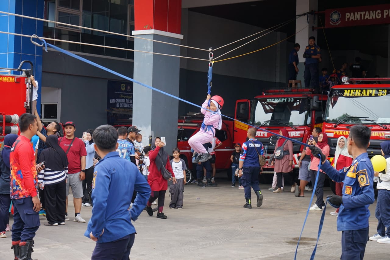 Seorang anak bermain flying fox dengan pengawasan anggota Damkar Kabupaten Bogor, sebagai sarana untuk menghibur saat Car Free Day (CFD) di Jalan Raya Tegar Beriman, Minggu 16 November 2025.