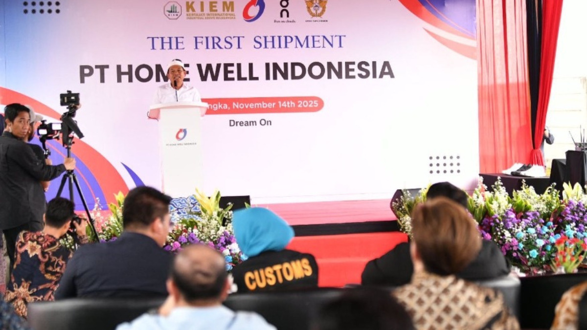 Gubernur Jawa Barat, Dedi Mulyadi, saat menghadiri pelepasan ekspor perdana sepatu di PT Home Well Indonesia