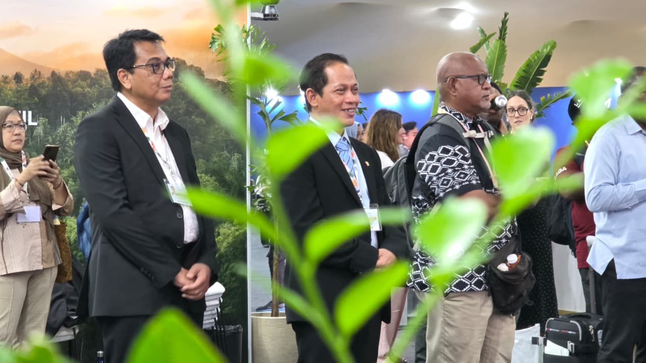 Menteri Lingkungan Hidup, Hanif Faisol (tengah).