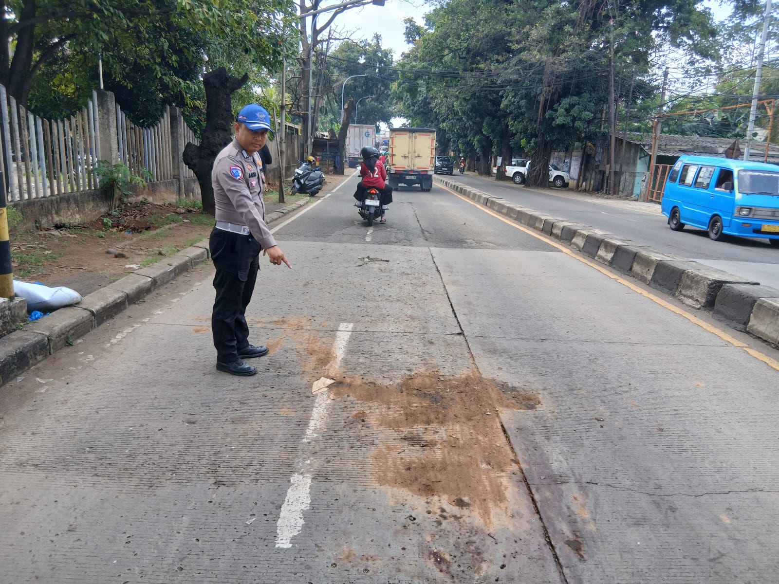 Polisi menunjukan lokasi kecelakaan lalulintas di Jalan Raya Jakarta Bogor, Kecamatan Cimanggis, Kota Depok.