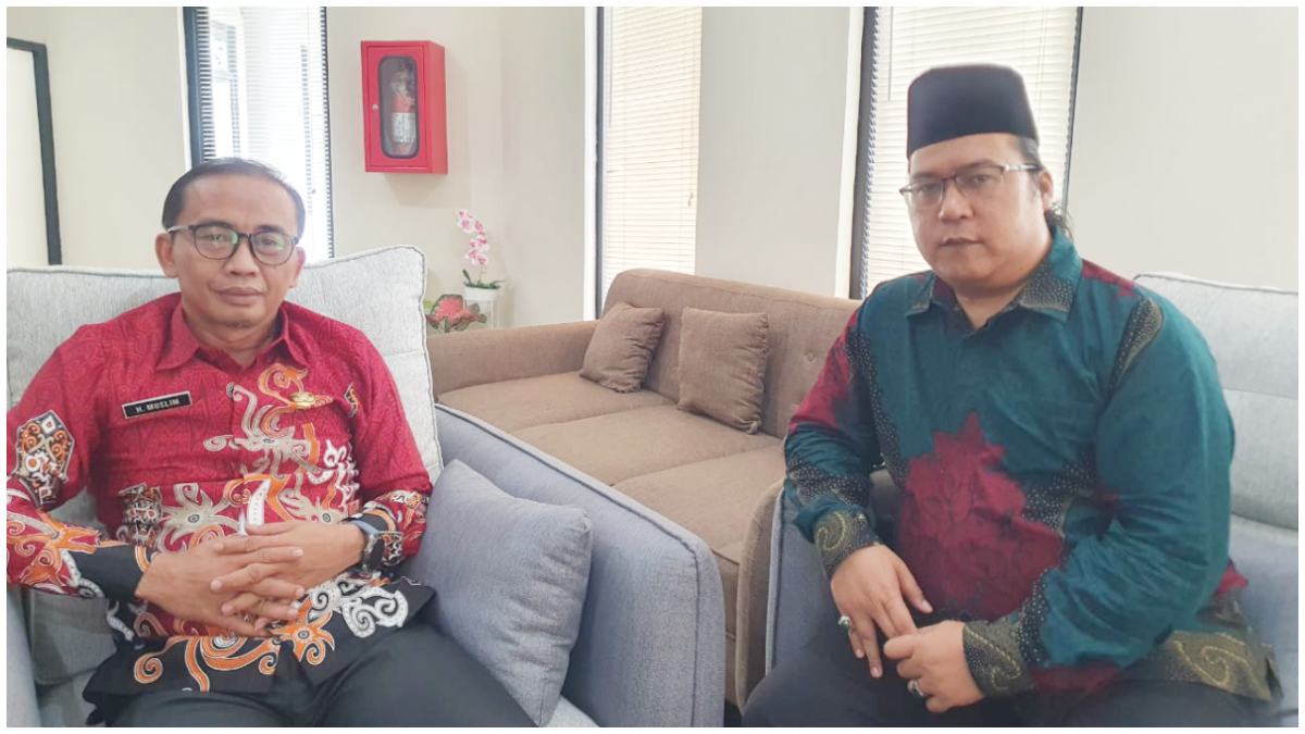 Kepala Seksi Penyelenggaraan Haji dan Umrah Kemenag Kabupaten Bogor, H Muslimin (kiri) saat menerangkan soal kuota haji.