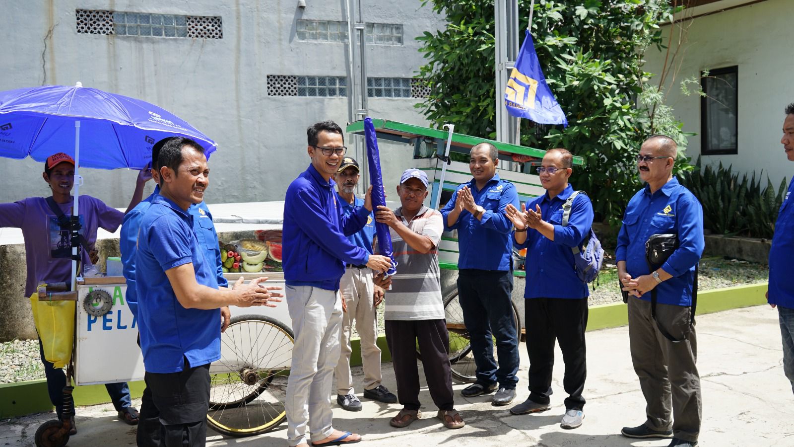 DPW Partai Gema Bangsa Jawa Barat bersama DPP dan DPD Kota Bekasi menyerahkan payung usaha dan cooking class UMKM.