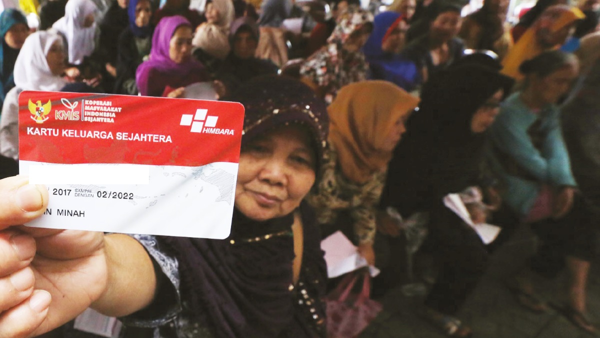 Ilustrasi: Petugas pendamping sosial saat melakukan pengecekan penerima bantuan sosial (bansos).