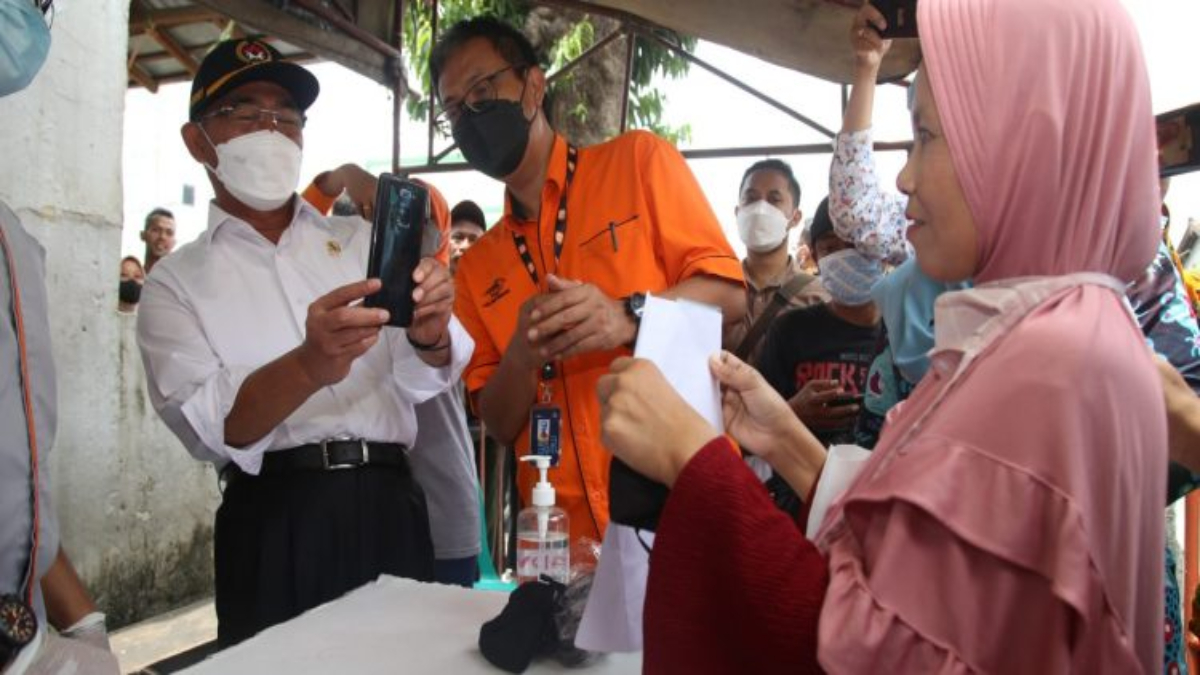 Ilustrasi: Penyaluran bantuan sosial (bansos) kepada para penerima manfaat atau KPM.