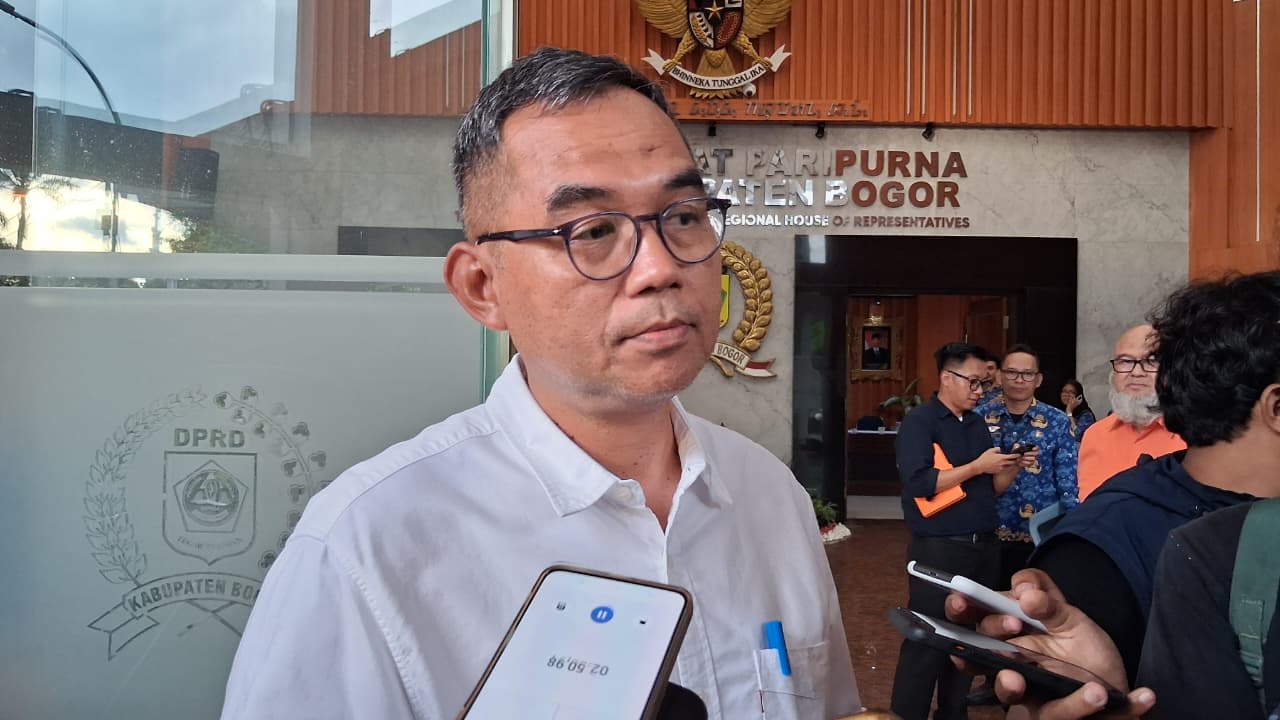 Sekda Kabupaten Bogor, Ajat Rochmat Jatnika saat memberikan keterangan kepada Radar Bogor.