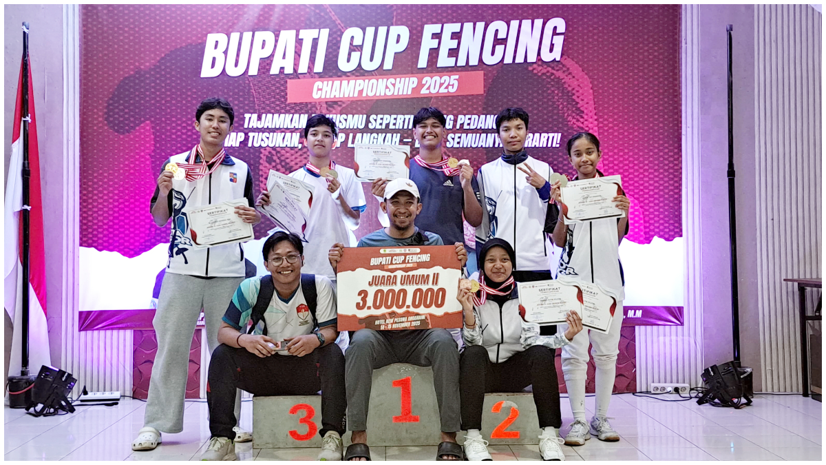 Tim Anggar Kota Bogor saat meraih prestasi pada turnamen Bupati Cup 2025.