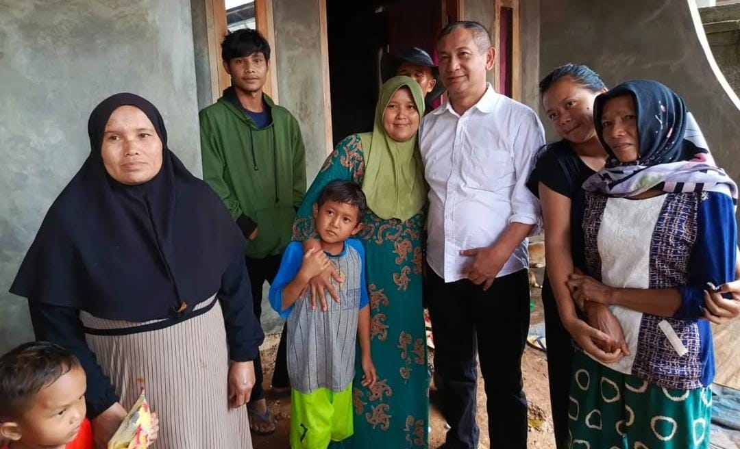 Wakil Ketua Komisi III DPRD Kabupaten Bogor, Beben Suhendar saat bersama warga Kecamatan Sukamakmur, Kabupaten Bogor.